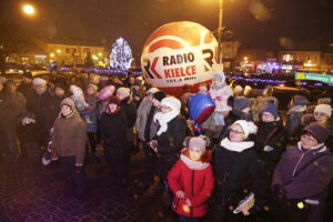 20.12.2017 Jędrzejów. Radio Kielce rozdaje choinki na święta / Jarosław Kubalski / Radio Kielce