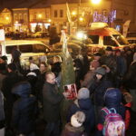 20.12.2017 Jędrzejów. Radio Kielce rozdaje choinki na święta / Jarosław Kubalski / Radio Kielce