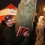 20.12.2017 Jędrzejów. Radio Kielce rozdaje choinki na święta / Jarosław Kubalski / Radio Kielce