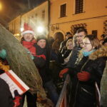 20.12.2017 Jędrzejów. Radio Kielce rozdaje choinki na święta / Jarosław Kubalski / Radio Kielce