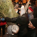 20.12.2017 Jędrzejów. Radio Kielce rozdaje choinki na święta / Jarosław Kubalski / Radio Kielce