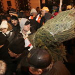 20.12.2017 Jędrzejów. Radio Kielce rozdaje choinki na święta / Jarosław Kubalski / Radio Kielce