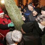 20.12.2017 Jędrzejów. Radio Kielce rozdaje choinki na święta / Jarosław Kubalski / Radio Kielce
