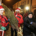20.12.2017 Jędrzejów. Radio Kielce rozdaje choinki na święta / Jarosław Kubalski / Radio Kielce