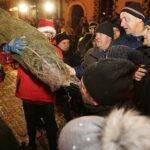 20.12.2017 Jędrzejów. Radio Kielce rozdaje choinki na święta / Jarosław Kubalski / Radio Kielce