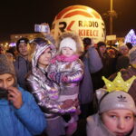 20.12.2017 Jędrzejów. Radio Kielce rozdaje choinki na święta / Jarosław Kubalski / Radio Kielce
