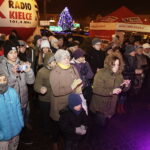 20.12.2017 Jędrzejów. Radio Kielce rozdaje choinki na święta / Jarosław Kubalski / Radio Kielce