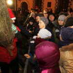 20.12.2017 Jędrzejów. Radio Kielce rozdaje choinki na święta / Jarosław Kubalski / Radio Kielce