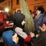 20.12.2017 Jędrzejów. Radio Kielce rozdaje choinki na święta / Jarosław Kubalski / Radio Kielce