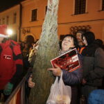 20.12.2017 Jędrzejów. Radio Kielce rozdaje choinki na święta / Jarosław Kubalski / Radio Kielce