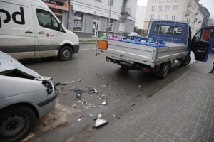 Zderzenie samochodu dostawczego przewożącego butle z gazem i pojazdu osobowego w Kielcach / Jarosław Kubalski / Radio Kielce