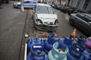 Zderzenie samochodu dostawczego przewożącego butle z gazem i pojazdu osobowego w Kielcach / Jarosław Kubalski / Radio Kielce