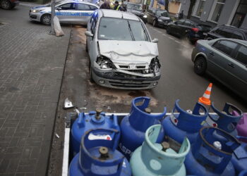 Zderzenie samochodu dostawczego przewożącego butle z gazem i pojazdu osobowego w Kielcach / Jarosław Kubalski / Radio Kielce