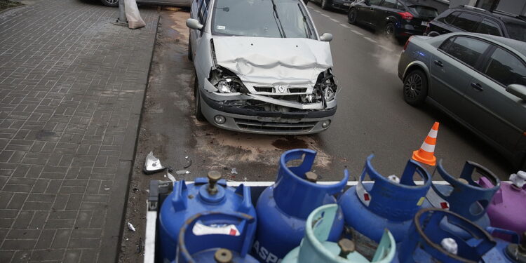 Zderzenie samochodu dostawczego przewożącego butle z gazem i pojazdu osobowego w Kielcach / Jarosław Kubalski / Radio Kielce