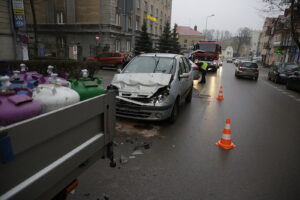 Zderzenie samochodu dostawczego przewożącego butle z gazem i pojazdu osobowego w Kielcach / Jarosław Kubalski / Radio Kielce