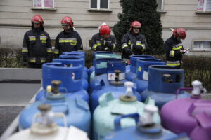 Zderzenie samochodu dostawczego przewożącego butle z gazem i pojazdu osobowego w Kielcach / Jarosław Kubalski / Radio Kielce