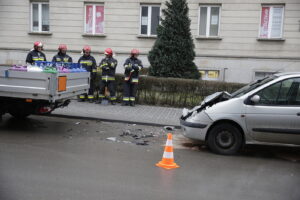 Zderzenie samochodu dostawczego przewożącego butle z gazem i pojazdu osobowego w Kielcach / Jarosław Kubalski / Radio Kielce