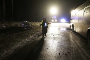 Wypadek w Borkowie. W zderzeniu autobusu z autem osobowym zginęła 27-letnia kobieta / Jarosław Kubalski / Radio Kielce