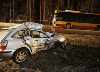 Wypadek w Borkowie. W zderzeniu autobusu z autem osobowym zginęła 27-letnia kobieta / Jarosław Kubalski / Radio Kielce