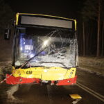 Wypadek w Borkowie. W zderzeniu autobusu z autem osobowym zginęła 27-letnia kobieta / Jarosław Kubalski / Radio Kielce