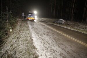 Wypadek w Borkowie. W zderzeniu autobusu z autem osobowym zginęła 27-letnia kobieta / Jarosław Kubalski / Radio Kielce