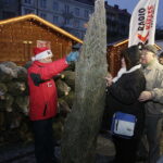 21.12.2017 Ostrowiec Świętokrzyski. Radio Kielce rozdaje choinki na święta / Jarosław Kubalski / Radio Kielce