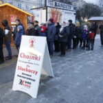 21.12.2017 Ostrowiec Świętokrzyski. Radio Kielce rozdaje choinki na święta / Jarosław Kubalski / Radio Kielce