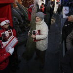 21.12.2017 Ostrowiec Świętokrzyski. Radio Kielce rozdaje choinki na święta / Jarosław Kubalski / Radio Kielce