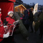 21.12.2017 Ostrowiec Świętokrzyski. Radio Kielce rozdaje choinki na święta / Jarosław Kubalski / Radio Kielce