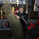 21.12.2017 Ostrowiec Świętokrzyski. Radio Kielce rozdaje choinki na święta / Jarosław Kubalski / Radio Kielce