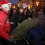 21.12.2017 Ostrowiec Świętokrzyski. Radio Kielce rozdaje choinki na święta / Jarosław Kubalski / Radio Kielce