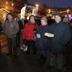 21.12.2017 Ostrowiec Świętokrzyski. Radio Kielce rozdaje choinki na święta / Jarosław Kubalski / Radio Kielce