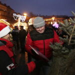 21.12.2017 Ostrowiec Świętokrzyski. Radio Kielce rozdaje choinki na święta / Jarosław Kubalski / Radio Kielce
