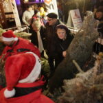 21.12.2017 Ostrowiec Świętokrzyski. Radio Kielce rozdaje choinki na święta / Jarosław Kubalski / Radio Kielce