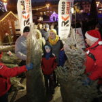 21.12.2017 Ostrowiec Świętokrzyski. Radio Kielce rozdaje choinki na święta / Jarosław Kubalski / Radio Kielce