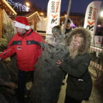 21.12.2017 Ostrowiec Świętokrzyski. Radio Kielce rozdaje choinki na święta / Jarosław Kubalski / Radio Kielce