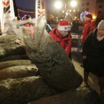 21.12.2017 Ostrowiec Świętokrzyski. Radio Kielce rozdaje choinki na święta / Jarosław Kubalski / Radio Kielce