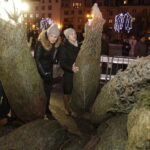 21.12.2017 Ostrowiec Świętokrzyski. Radio Kielce rozdaje choinki na święta / Jarosław Kubalski / Radio Kielce