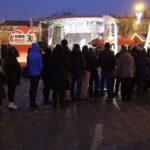 21.12.2017 Ostrowiec Świętokrzyski. Radio Kielce rozdaje choinki na święta / Jarosław Kubalski / Radio Kielce