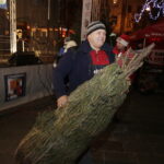 21.12.2017 Ostrowiec Świętokrzyski. Radio Kielce rozdaje choinki na święta / Jarosław Kubalski / Radio Kielce