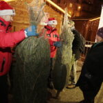 21.12.2017 Ostrowiec Świętokrzyski. Radio Kielce rozdaje choinki na święta / Jarosław Kubalski / Radio Kielce