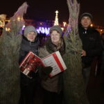 21.12.2017 Ostrowiec Świętokrzyski. Radio Kielce rozdaje choinki na święta / Jarosław Kubalski / Radio Kielce