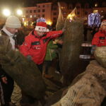 21.12.2017 Ostrowiec Świętokrzyski. Radio Kielce rozdaje choinki na święta / Jarosław Kubalski / Radio Kielce