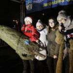 21.12.2017 Ostrowiec Świętokrzyski. Radio Kielce rozdaje choinki na święta / Jarosław Kubalski / Radio Kielce