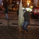 21.12.2017 Ostrowiec Świętokrzyski. Radio Kielce rozdaje choinki na święta / Jarosław Kubalski / Radio Kielce