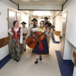 21.12.2017 Kielce. Górale z zespołu "Majeranki" z Rabki Wyżnej odwiedzili pacjentów w ŚCO / Jarosław Kubalski / Radio Kielce