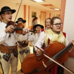 21.12.2017 Kielce. Górale z zespołu "Majeranki" z Rabki Wyżnej odwiedzili pacjentów w ŚCO / Jarosław Kubalski / Radio Kielce
