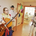 21.12.2017 Kielce. Górale z zespołu "Majeranki" z Rabki Wyżnej odwiedzili pacjentów w ŚCO / Jarosław Kubalski / Radio Kielce