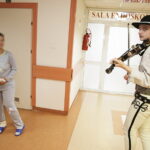 21.12.2017 Kielce. Górale z zespołu "Majeranki" z Rabki - Zdroju odwiedzili pacjentów w ŚCO / Jarosław Kubalski / Radio Kielce