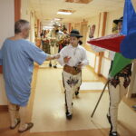 21.12.2017 Kielce. Górale z zespołu "Majeranki" z Rabki Wyżnej odwiedzili pacjentów w ŚCO / Jarosław Kubalski / Radio Kielce